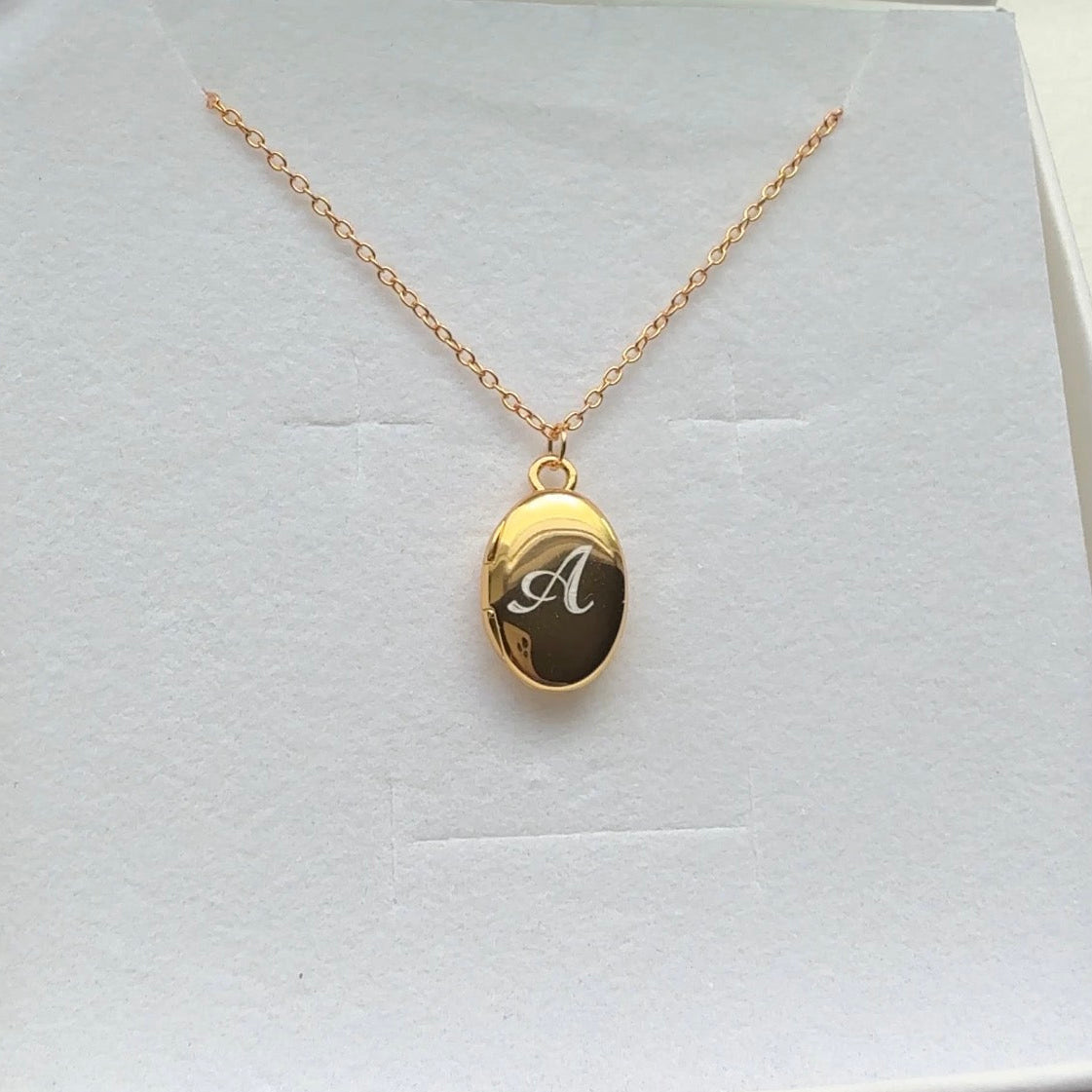 OVAL LOCKET NECKLACE